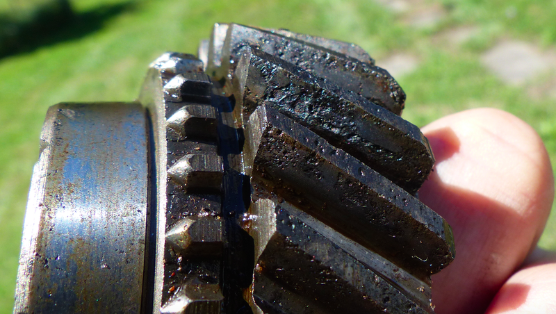 Illustration for article titled This Is What A Thoroughly Broken Manual Transmission Looks Like Inside